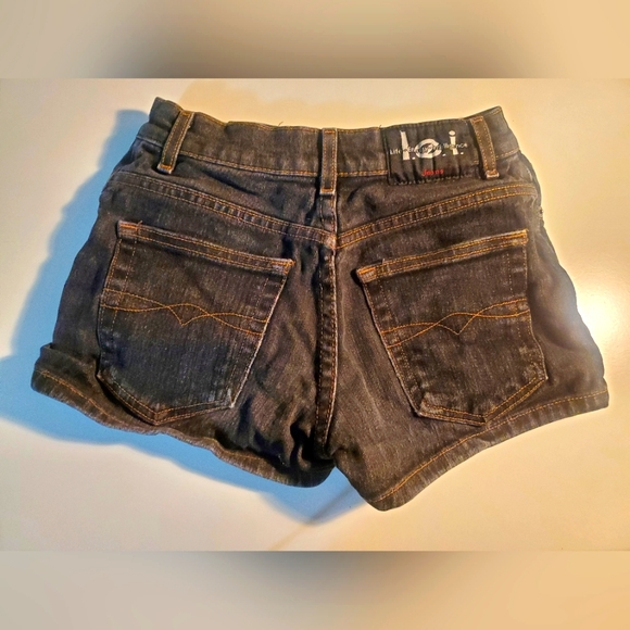 Lei Shorts - Picture 2 of 3